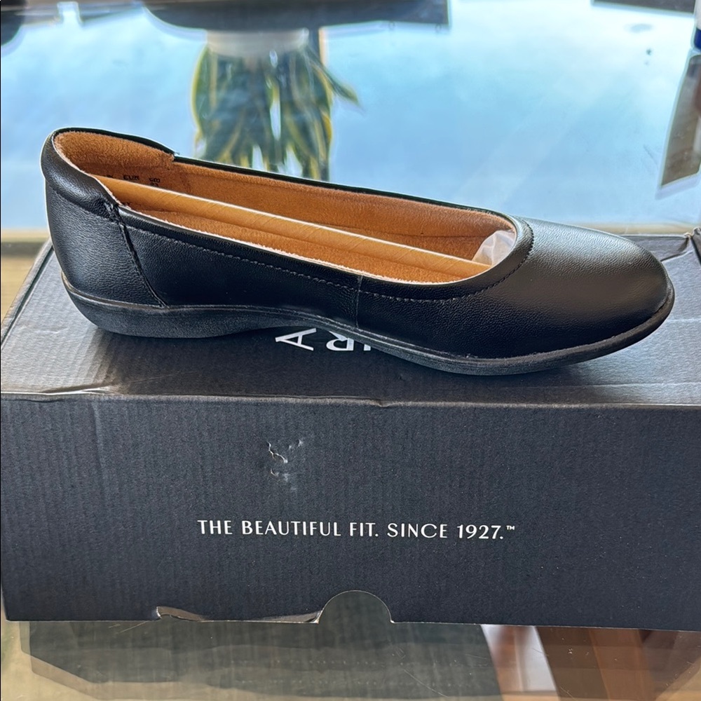 Naturalizer Flexy Black Leather Flats